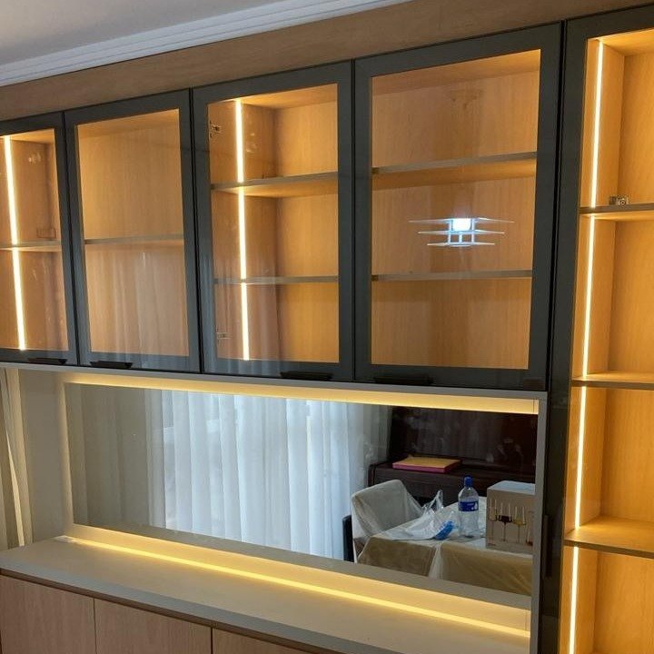 Armário com portas de vidro e iluminação LED