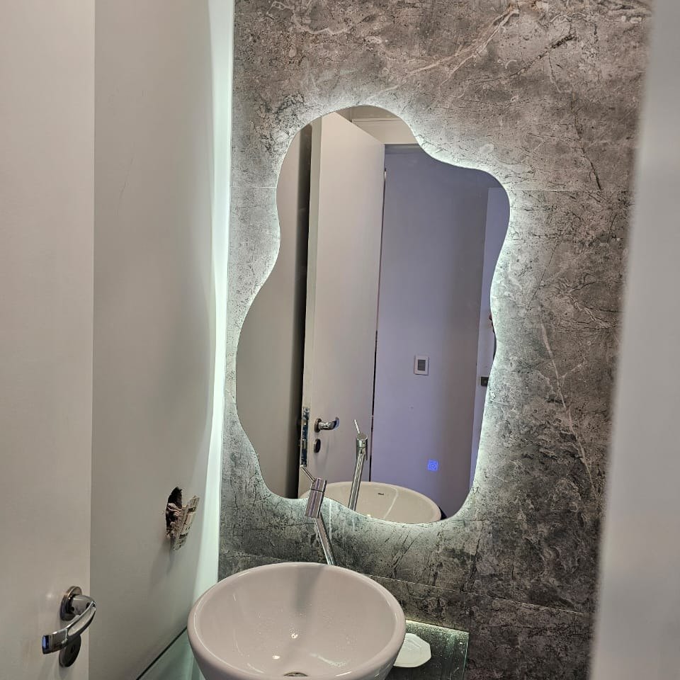 Espelho orgânico com iluminação LED em lavabo