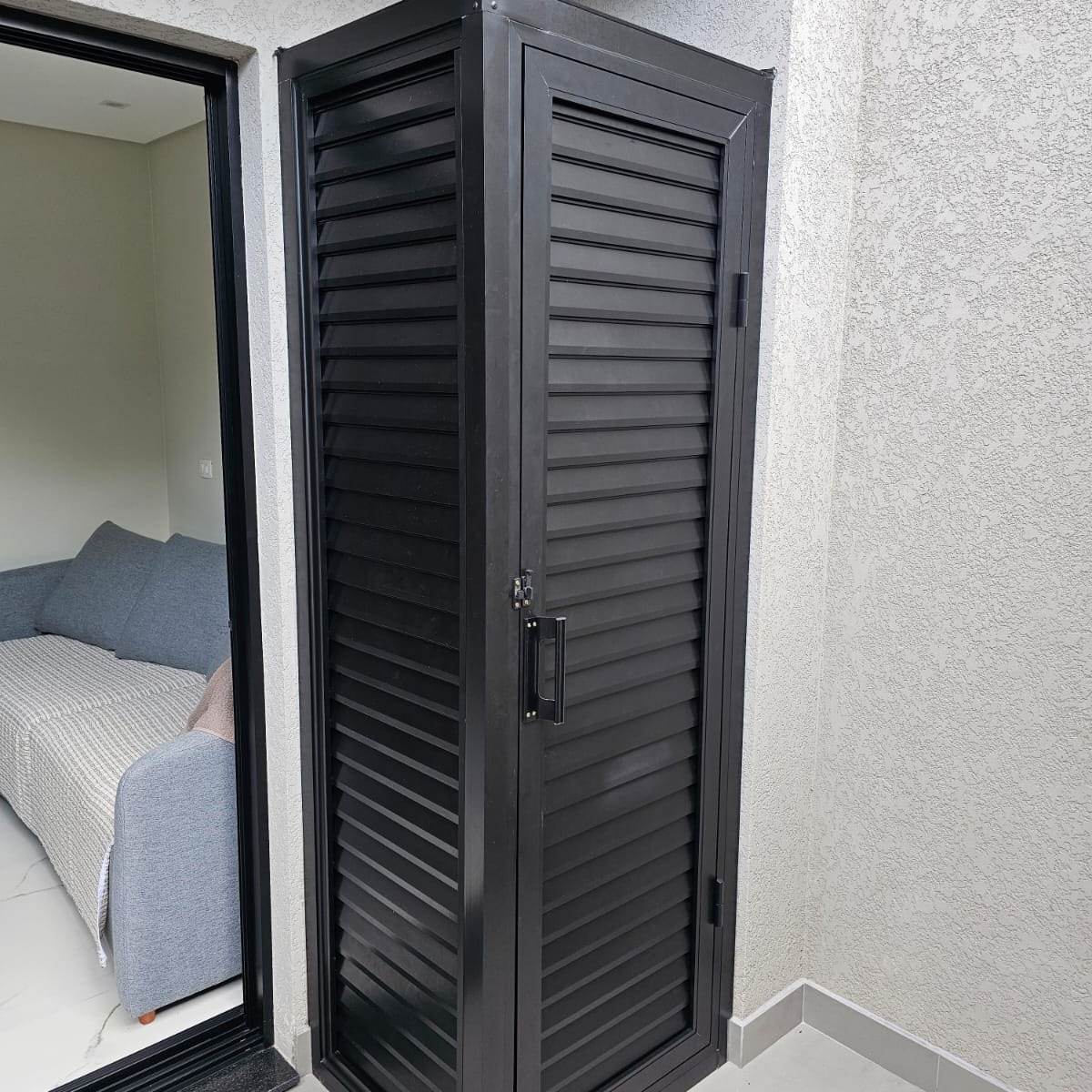 Porta de alumínio preta com veneziana